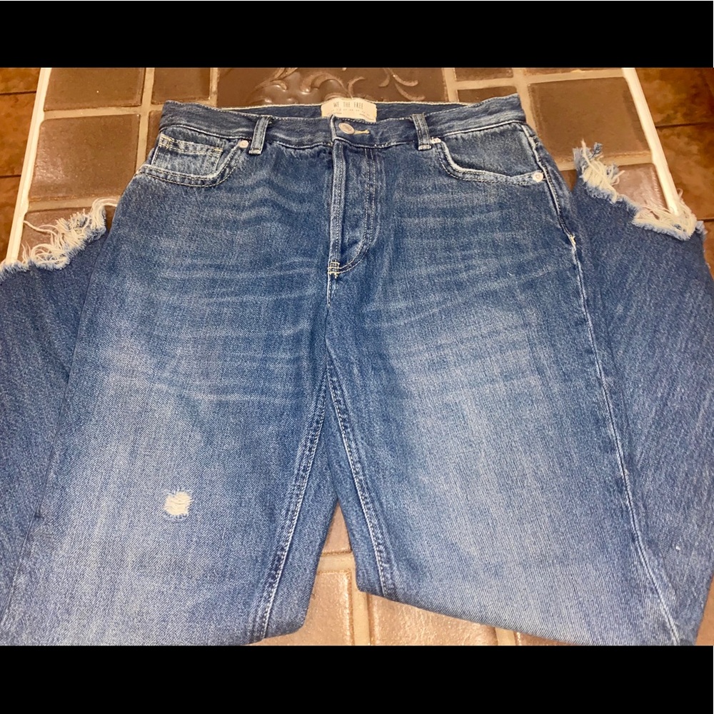 FREE PEOPLE Distressed Jeans w Frayed Hem
